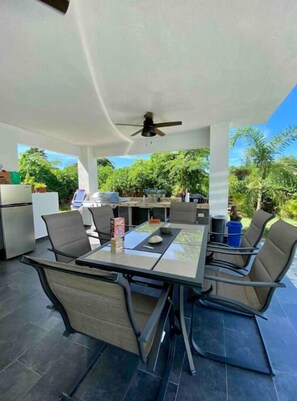 Outdoor dining - Stella Retreat BNB - 4BR w. AC, Televisión, Wi, Piscina (00677, Puerto Rico)