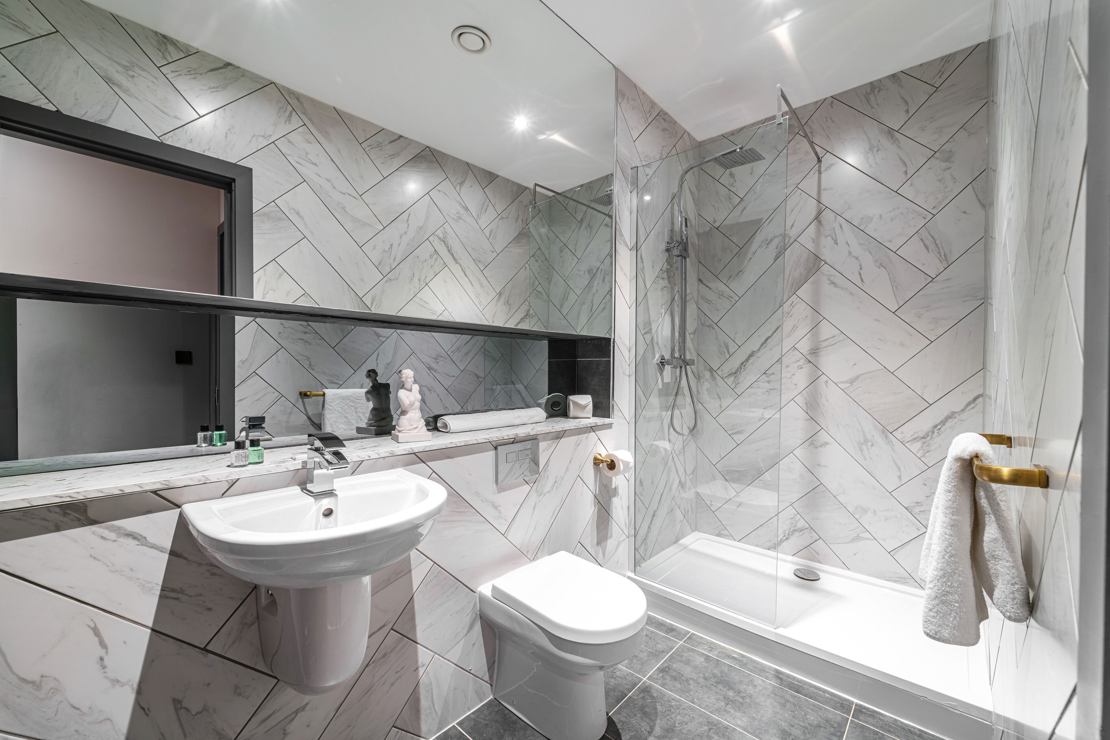 Dutxa, articles de tocador gratuïts, assecador de cabells i tovalloles 