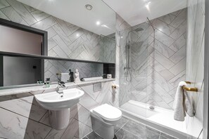 Dusche, kostenlose Toilettenartikel, Haartrockner, Handtücher