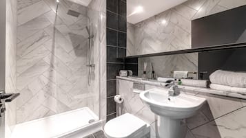 Regadera, amenidades de baño gratuitas, secadora de cabello, toallas
