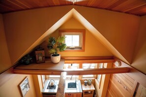 Kühlschrank, Herdplatte, Wasserkocher, Kochgeschirr/Geschirr/Besteck