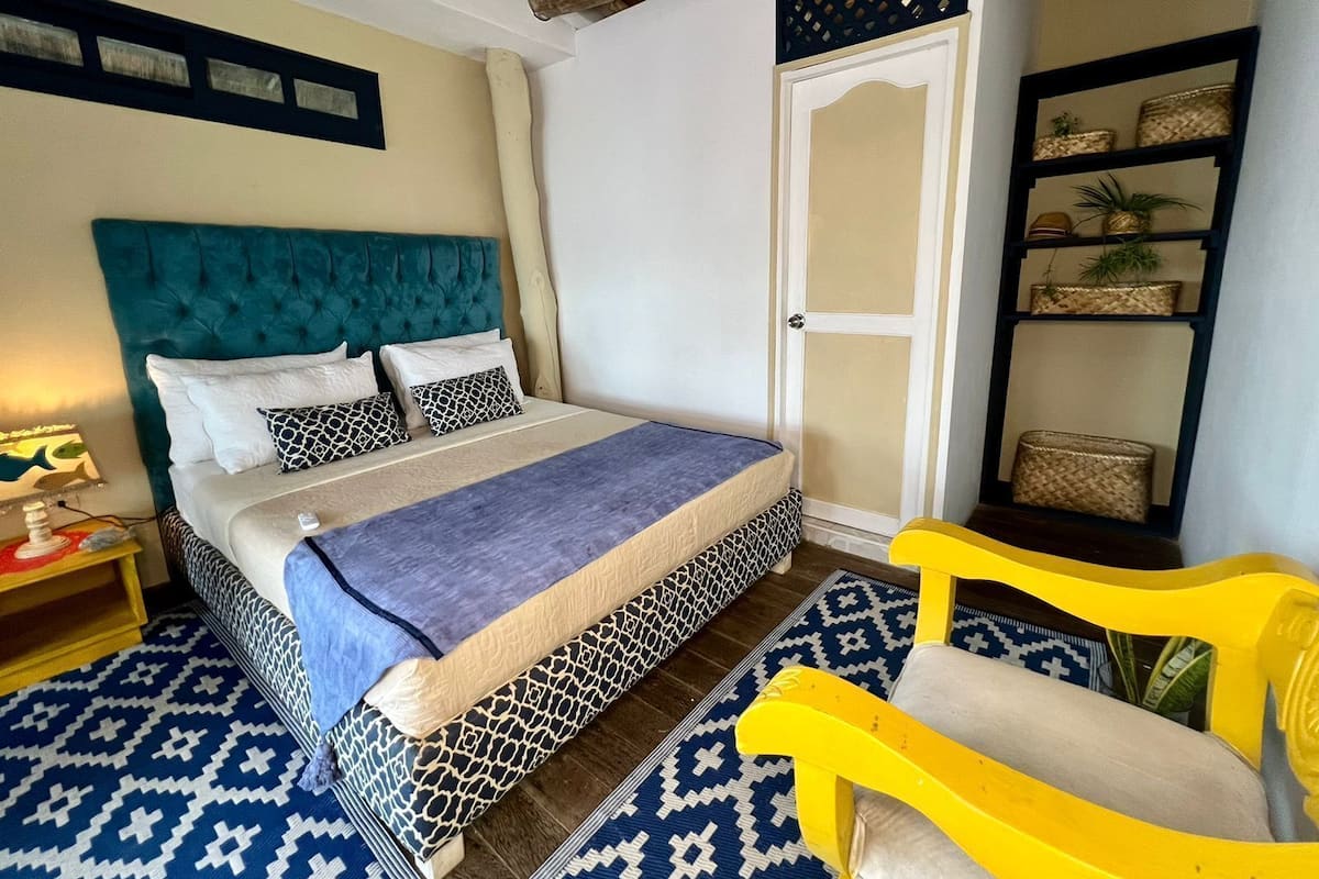 Deluxe Room, Private Bathroom, Beach View | Laptop workspace