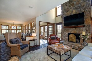 Smart TV, fireplace