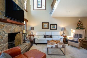Smart TV, fireplace - Misty Lake - Hot Tub+Lake Access+Games+MORE! (Knoxville)
