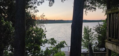  Family Cottage Retreat on Rice Lake 
(Sleeps 7 & 2 Bathrooms)