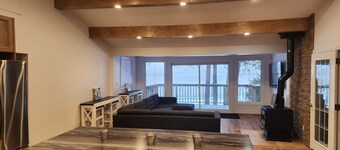  Family Cottage Retreat on Rice Lake 
(Sleeps 7 & 2 Bathrooms)