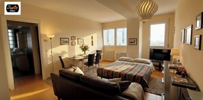 1 Schlafzimmer, Zimmersafe, Schreibtisch, Bügeleisen/Bügelbrett