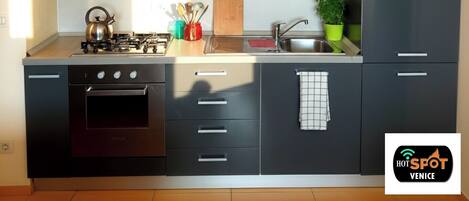 Een koelkast, een oven, een kookplaat