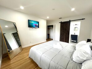 3 bedrooms, in-room safe, desk, iron/ironing board - Modern comforts in a prime location.Escape to a cozy and peaceful retreat. (North Miami)