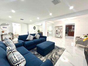 Smart TV, stereo - Modern comforts in a prime location.Escape to a cozy and peaceful retreat. (North Miami)