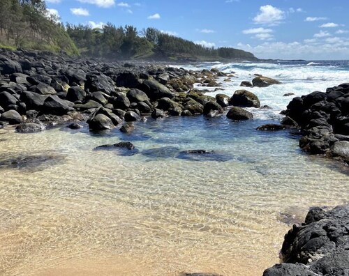 Calme et magnifique coucher de montagne avec vue sur la mer