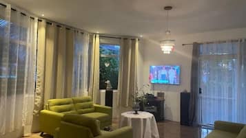 Smart TV, videojuegos, reproductor de DVD y libros