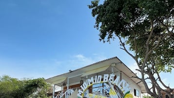 Habitación Deluxe, 1 cama matrimonial, vista a la playa | Ropa de cama de alta calidad y decoración personalizada