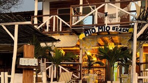 A beachside building with a sign reading "MIO MI BEACH". - Mio Mio Beach (Cartagena)