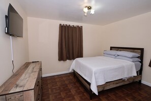 2 bedrooms, WiFi, bed sheets - Small cozy home, located near DC and Maryland University. (Hyattsville)