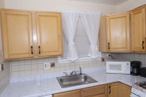 Private kitchen - Small cozy home, located near DC and Maryland University. (Hyattsville)