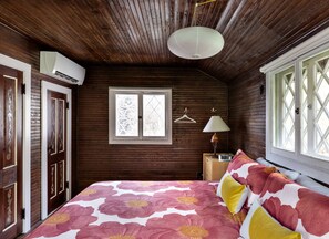 3 bedrooms, desk, WiFi, bed sheets