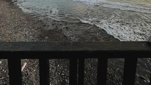 Una playa con olas y cielo despejado.