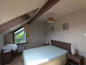 4 bedrooms, desk, iron/ironing board, travel cot