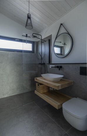 Douche, séchoir à cheveux, serviettes fournies, savon