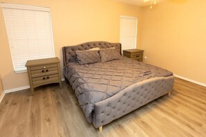 6 bedrooms, WiFi, bed sheets - Family-Friendly Retreat with Private Pool, Sleeps 12, Near Disney (Kissimmee)