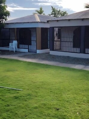Property grounds - 1 Bedrm apartment w/Kitchen, 15 min from Cabarete Beach. Peaceful neighborhood B (Villa Progreso)