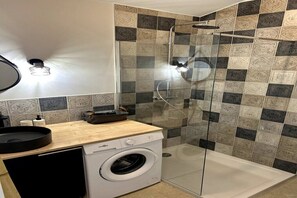 Een haardroger, handdoeken, zeep, toiletpapier