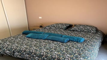 1 Schlafzimmer, Schreibtisch, Bügeleisen/Bügelbrett, Reisekinderbett