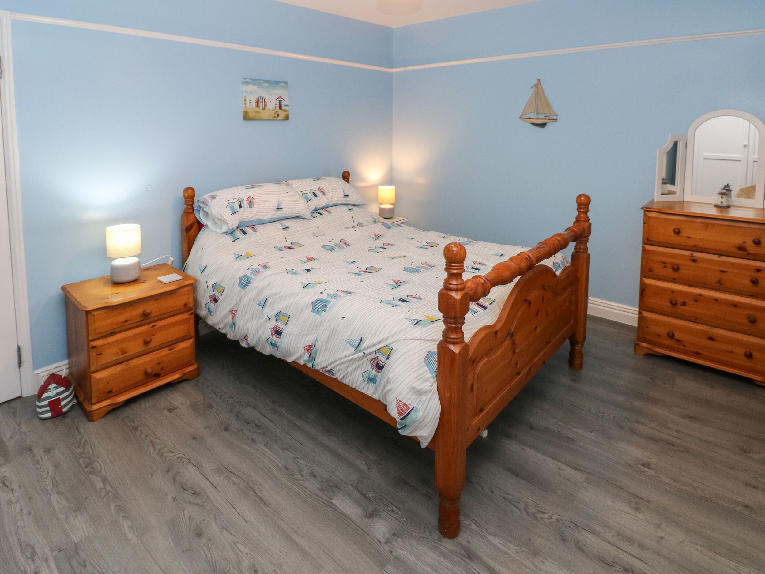 2 quartos, individualmente decorados, individualmente mobiliados