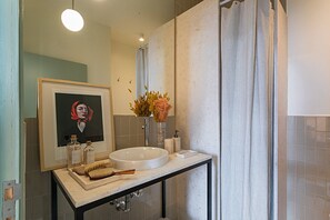シャワー、ヘアドライヤー、タオル、石鹸