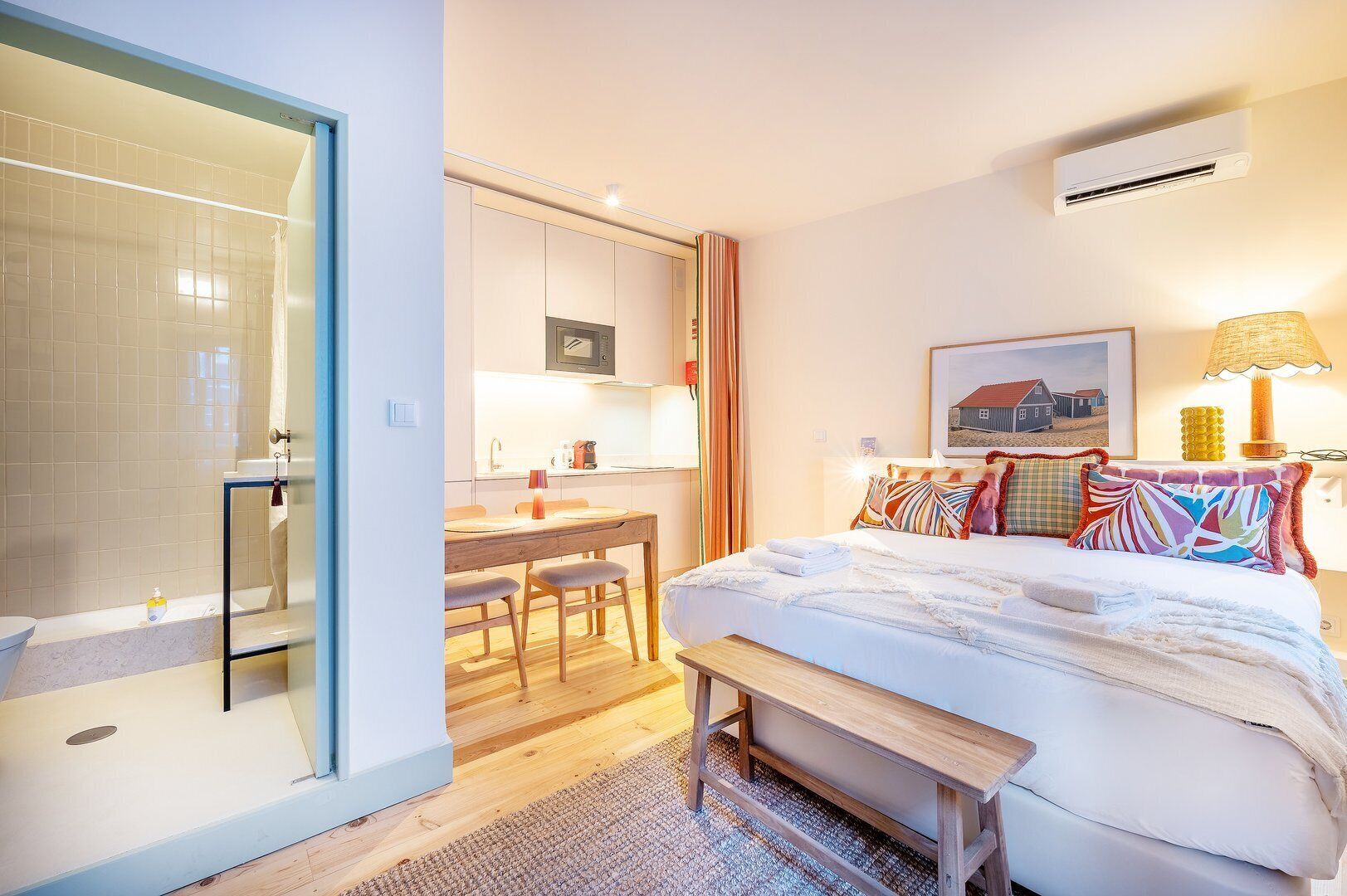 Desk, Internet, bed sheets