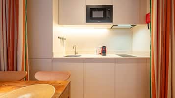 Refrigerador, microondas, cafetera y tetera y comedor