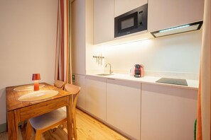 冷蔵庫、電子レンジ、コーヒー / ティーメーカー、ダイニングテーブル