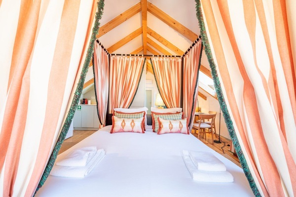 Skrivebord, internettilgang og sengetøy