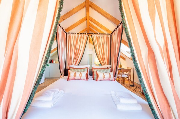 办公桌、上网接入、床单