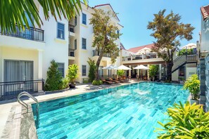 屋外プール、プール パラソル、サンラウンジャー