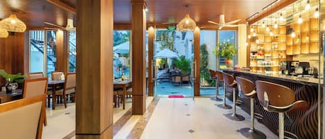 Bar tepi kolam renang