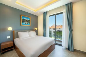 Hypo-allergenic bedding, memory foam beds, minibar, desk - Full Moon Apartments (Da Nang)