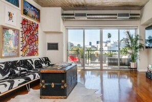 Smart TV y chimenea 