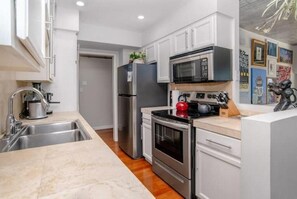 Refrigerador, microondas, horno y parrilla de estufa 