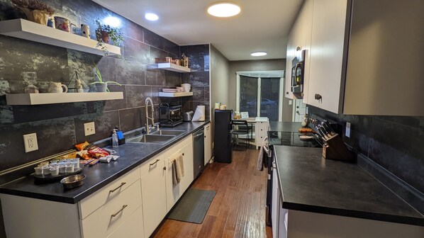 Réfrigérateur, micro-ondes, four, plaque de cuisson