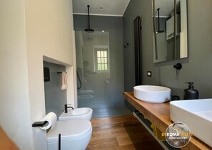Bruser, hårtørrer, bidet, håndklæder