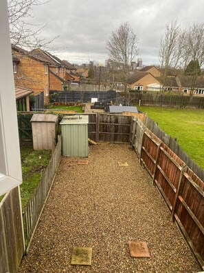 Property grounds - Captivating 2-bed House in Milton Keynes (Milton Keynes)