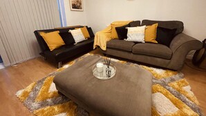 Living area - Captivating 2-bed House in Milton Keynes (Milton Keynes)