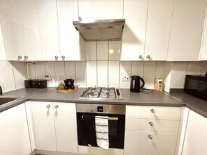 Kjøleskap, mikrobølgeovn, ovn og kokeplater