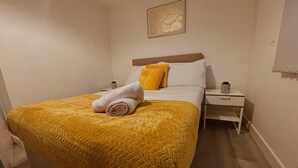 2 bedrooms, iron/ironing board, WiFi (free), bed sheets - Captivating 2-bed House in Milton Keynes (Milton Keynes)