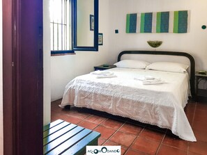3 habitaciones, escritorio y tabla de planchar con plancha 