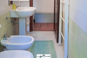 Doccia, asciugacapelli, bidet, asciugamani