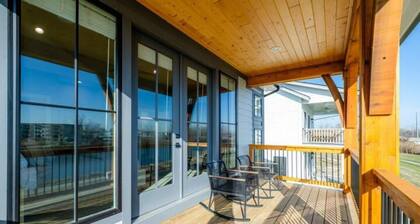 High End Home on Water & Pool! 7 night minimum. Sunday to Sunday