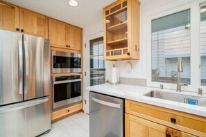 冷蔵庫、電子レンジ、オーブン、コンロ